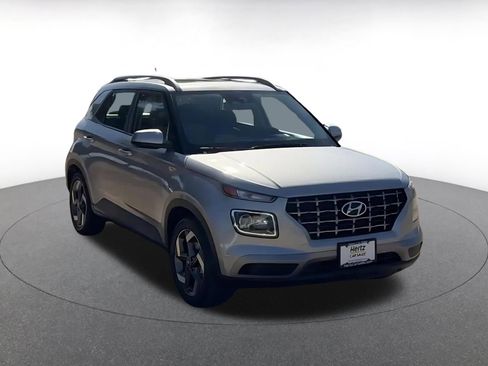 Used 2025 Hyundai Venue SEL image 3