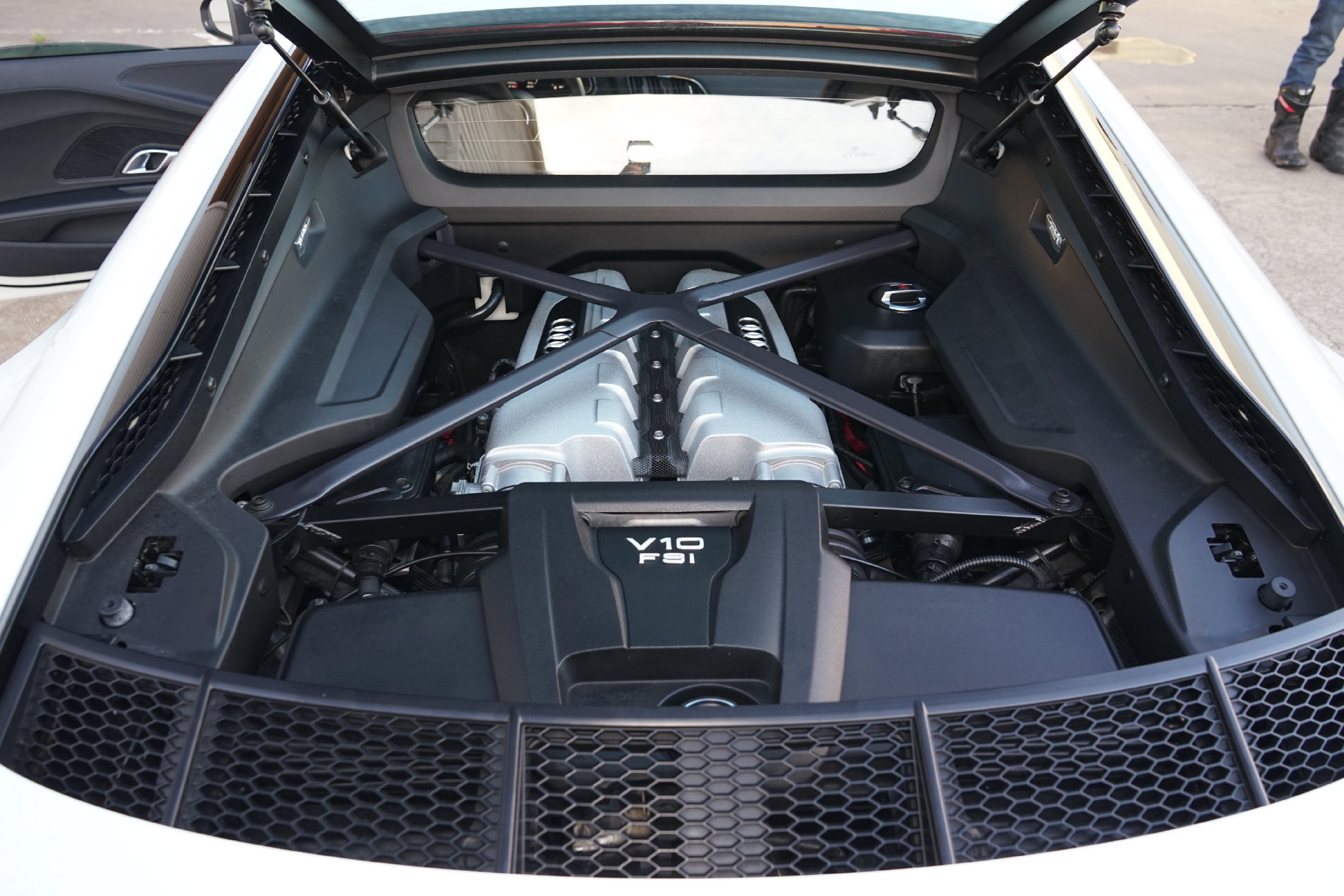 Used 2018 Audi R8 V10 w/ Premium Package RWD image 21