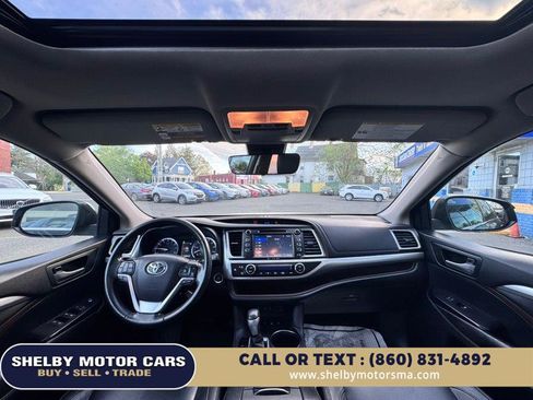 Used 2017 Toyota Highlander XLE AWD/4WD image 19