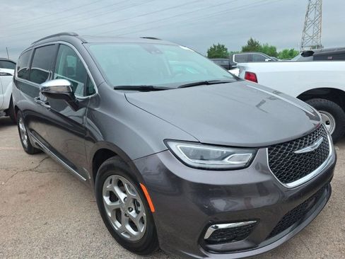 Used 2023 Chrysler Pacifica Limited FWD image 2