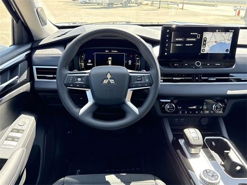 New 2025 Mitsubishi Outlander SE image 25