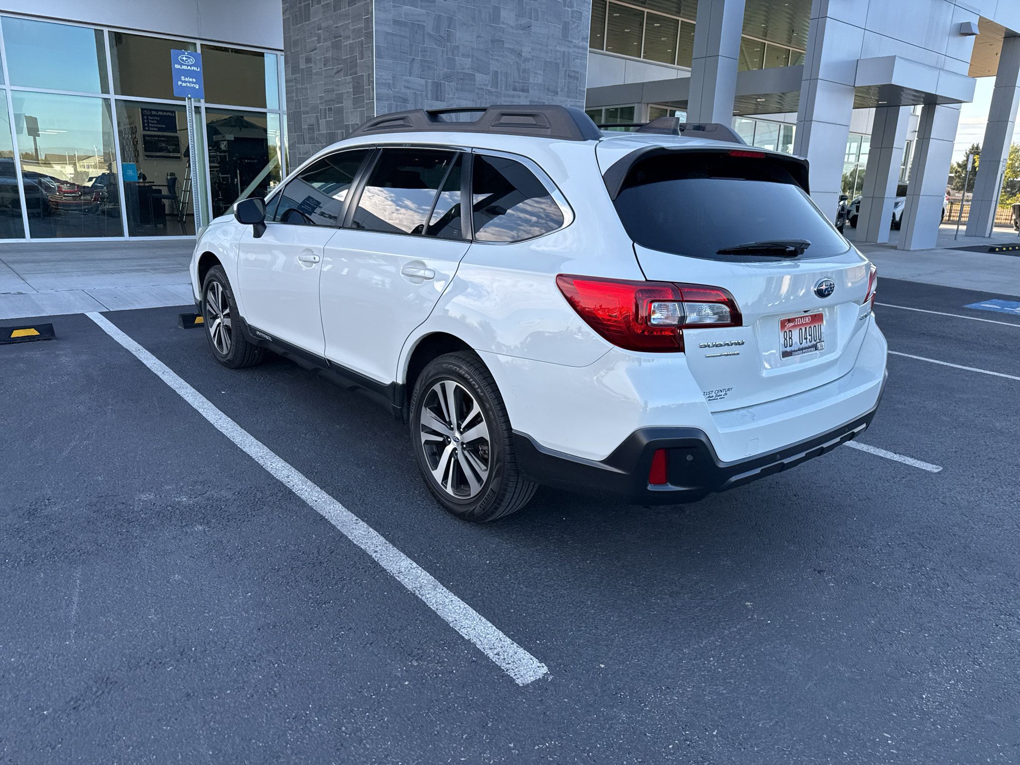 Used 2019 Subaru Outback 2.5i Limited AWD/4WD image 2