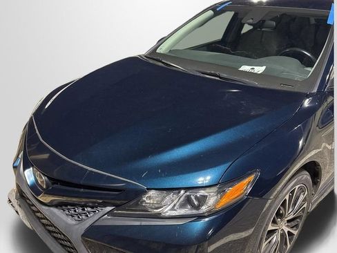 Used 2018 Toyota Camry SE image 2