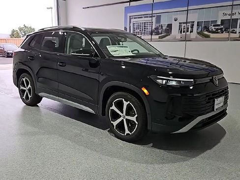 New 2026 Volkswagen Tiguan SE FWD image 2