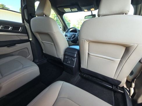 Used 2018 Ford Explorer XLT w/ Equipment Group 202A FWD image 17
