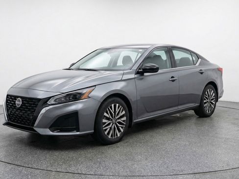 Used 2025 Nissan Altima 2.5 SV FWD image 3