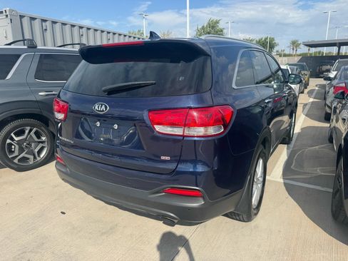 Used 2017 Kia Sorento AWD w/ LX Convenience Package image 4