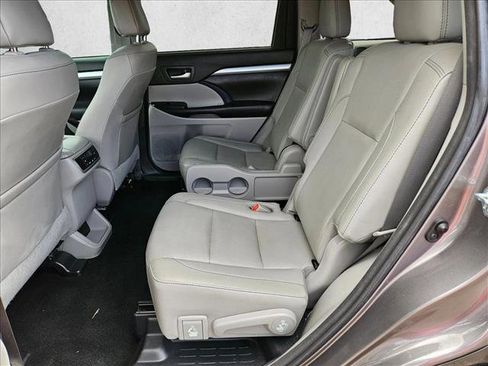 Used 2017 Toyota Highlander XLE AWD/4WD image 25