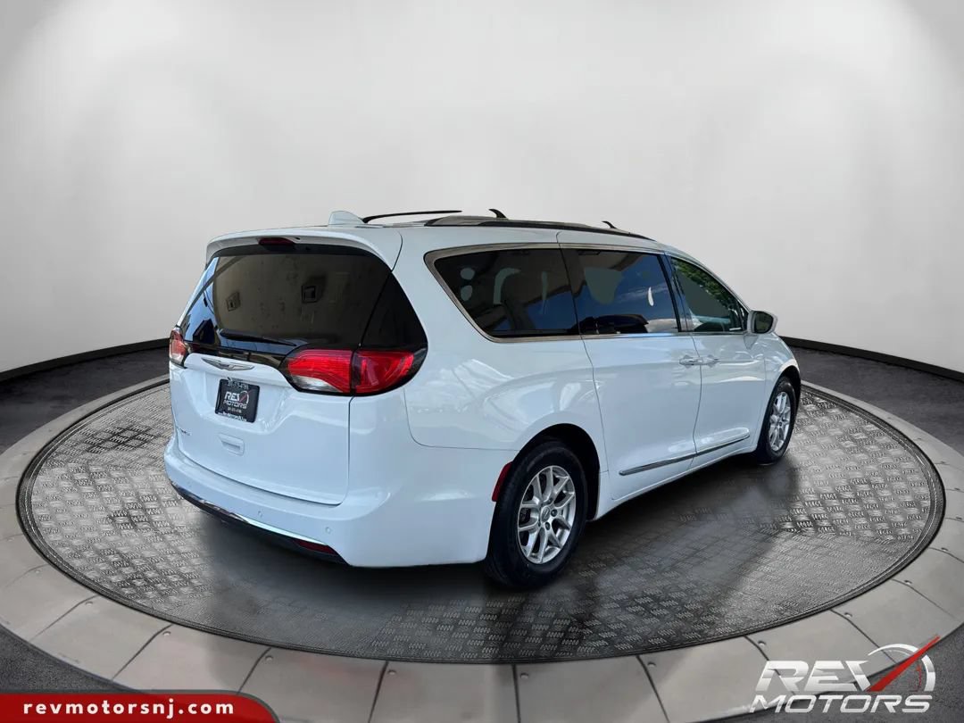 Used 2020 Chrysler Pacifica Touring-L FWD image 5