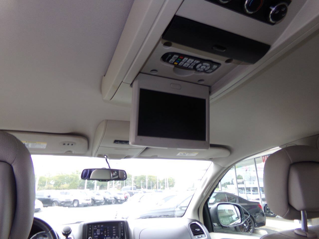 Used 2013 Chrysler Town & Country Touring FWD image 19