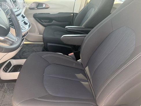 Used 2024 Chrysler Voyager LX image 12