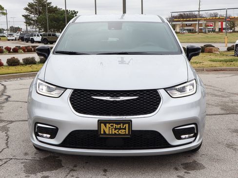 New 2026 Chrysler Pacifica Select image 3