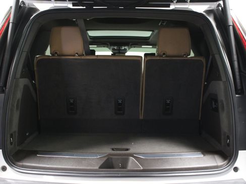 Used 2021 Cadillac Escalade Premium Luxury AWD/4WD image 16