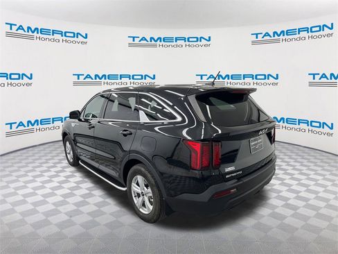 Used 2023 Kia Sorento LX image 3