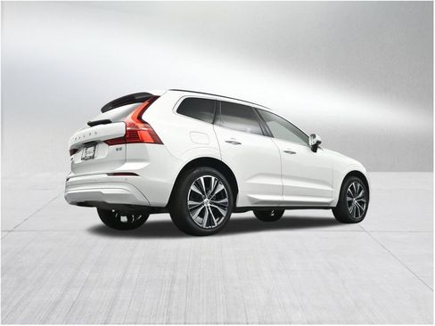 Used 2022 Volvo XC60 B5 Momentum FWD image 26