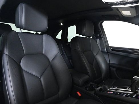 Certified 2025 Porsche Macan image 19