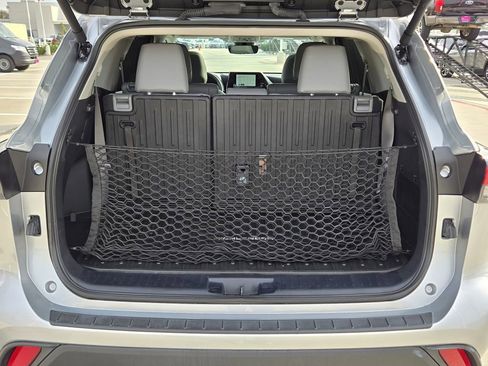 Used 2024 Toyota Highlander LE image 12