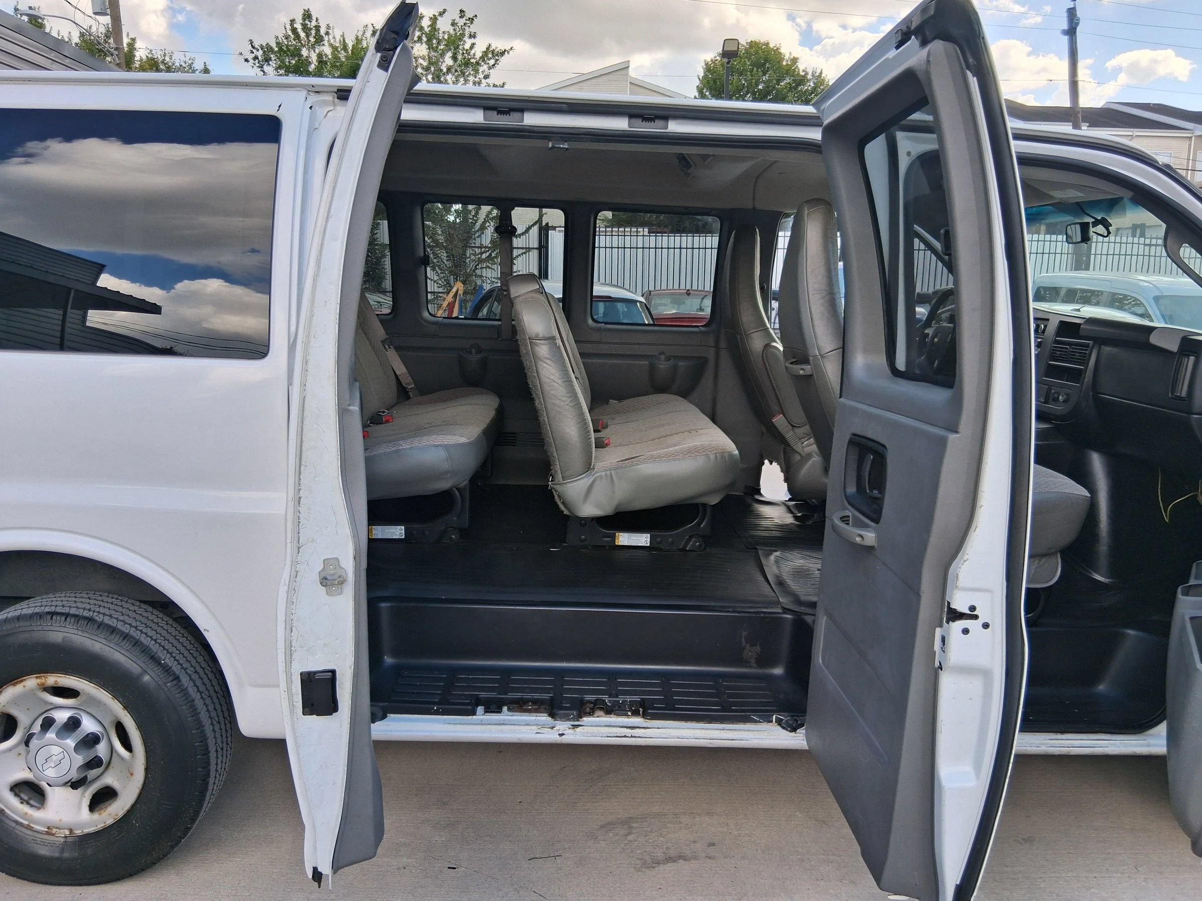 Used 2017 Chevrolet Express 2500 LS RWD image 26