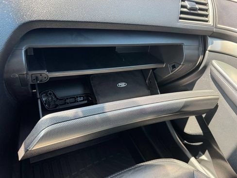 Used 2018 Ford Explorer XLT w/ Equipment Group 202A AWD/4WD image 32