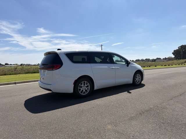 Used 2023 Chrysler Pacifica Touring-L FWD image 5