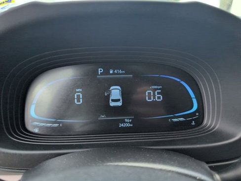 Used 2025 Hyundai Venue SEL FWD image 16