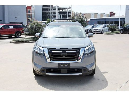 Used 2024 Nissan Pathfinder Platinum FWD image 2