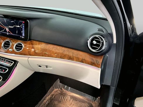Certified 2018 Mercedes-Benz E 300 4MATIC image 19