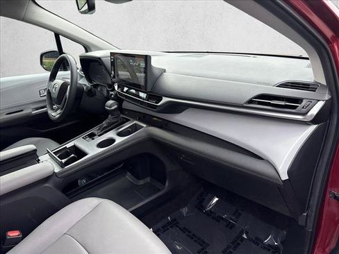 Certified 2025 Toyota Sienna XLE FWD image 27