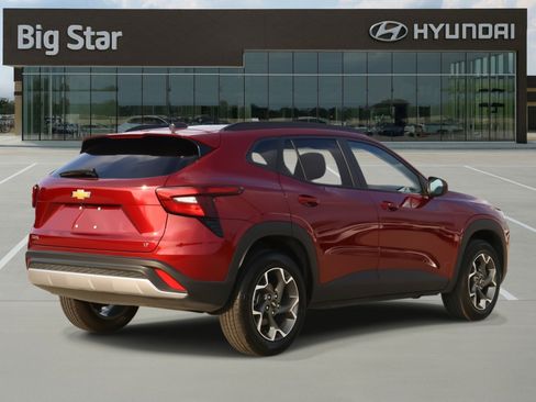 Used 2025 Chevrolet Trax LT w/ LT Convenience Package image 4