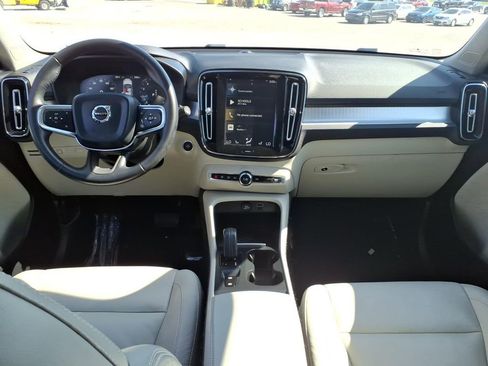 Used 2019 Volvo XC40 T4 Momentum FWD image 14