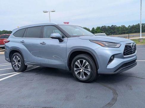 Used 2023 Toyota Highlander XLE FWD image 2