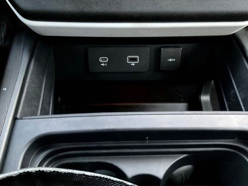 Used 2022 Land Rover Defender 110 SE image 15