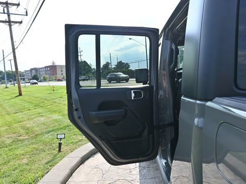 Used 2021 Jeep Gladiator Rubicon w/ Cold Weather Group AWD/4WD image 18