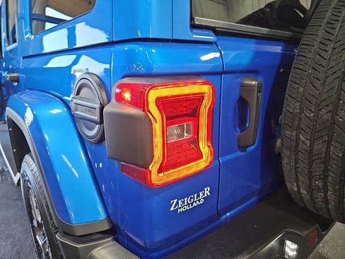 Used 2024 Jeep Wrangler Unlimited Sahara w/ Technology Group AWD/4WD image 34
