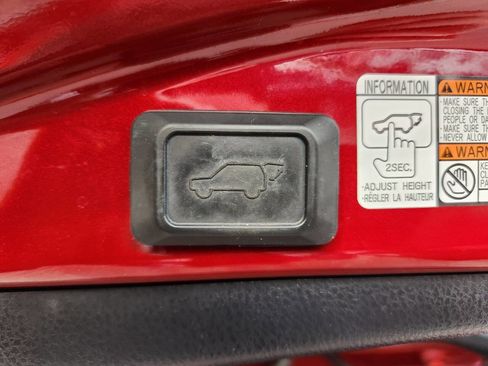 Used 2018 Toyota RAV4 Limited w/ Advanced Technology Package image 28