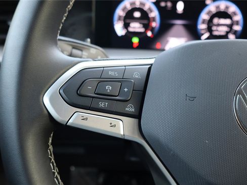 Certified 2025 Volkswagen Tiguan SE AWD/4WD image 16