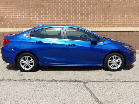 Used 2017 Chevrolet Cruze LT w/ Convenience Package FWD image 10
