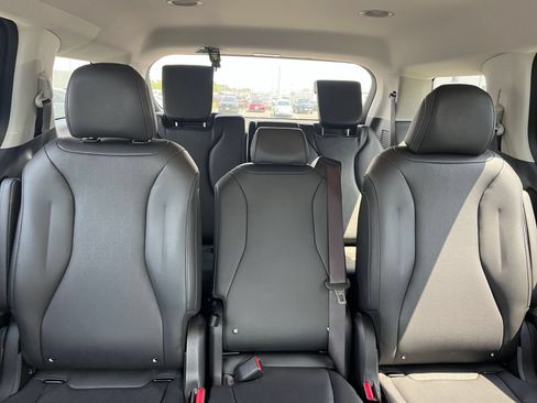 Used 2026 Kia Carnival FWD image 40
