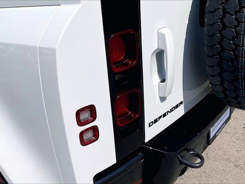 Certified 2025 Land Rover Defender 110 X-Dynamic SE AWD/4WD image 27