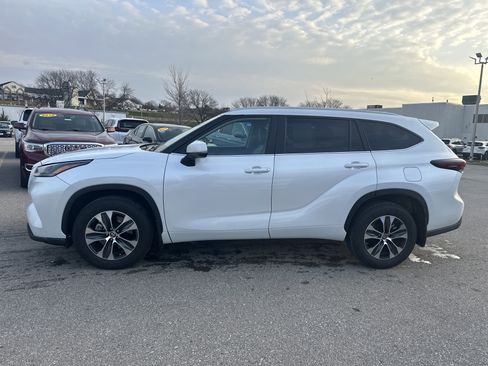 Used 2024 Toyota Highlander XLE image 6