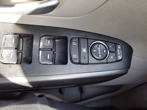 Used 2016 Kia Sedona LX w/ Option Group 020 FWD image 19