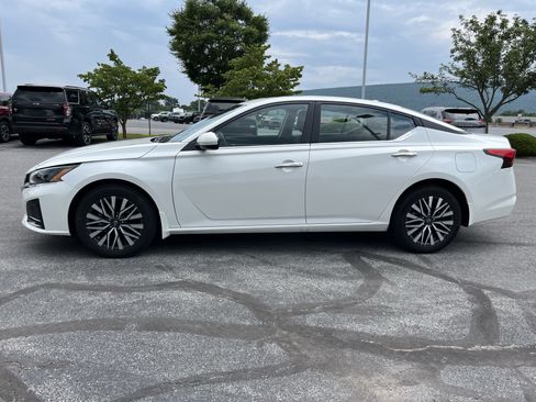 Used 2023 Nissan Altima 2.5 SV w/ SV Premium Package AWD/4WD image 11