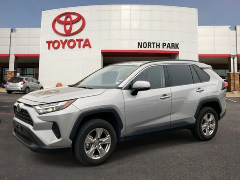 Used 2025 Toyota RAV4 XLE FWD image 1