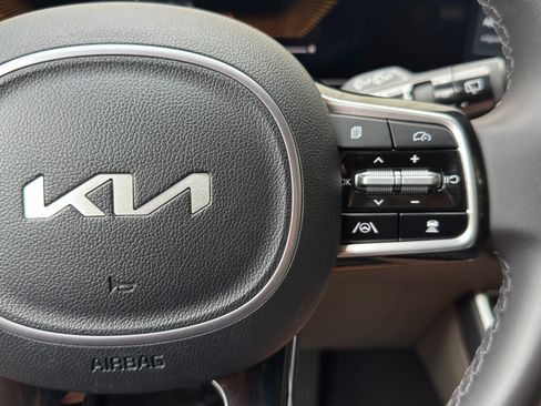 Used 2025 Kia Carnival FWD image 22