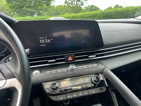 Used 2025 Hyundai Elantra SEL FWD image 22