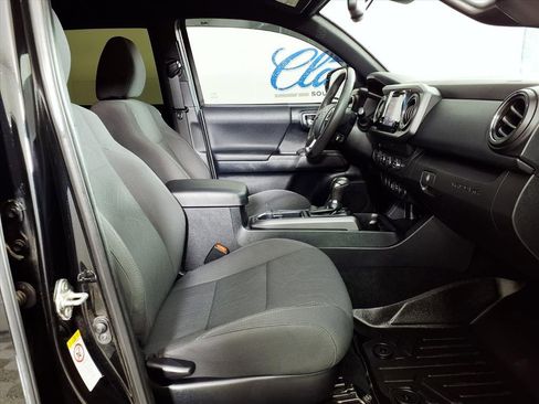 Used 2019 Toyota Tacoma TRD Off-Road image 12