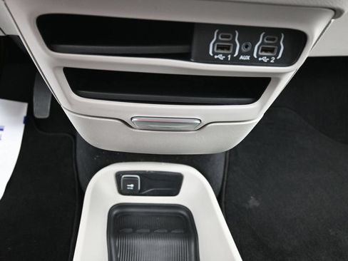 Used 2024 Chrysler Pacifica Touring-L FWD image 12