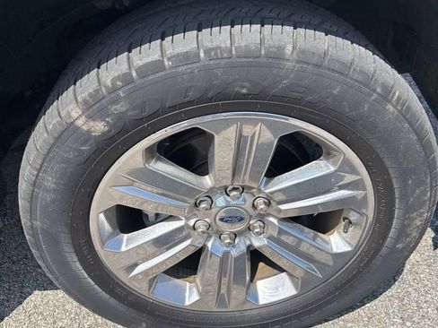 Used 2018 Ford F150 Lariat w/ Equipment Group 502A Luxury AWD/4WD image 10