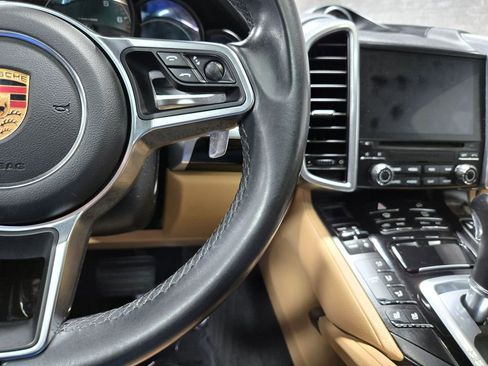 Used 2018 Porsche Cayenne Base image 15