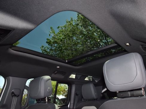 Used 2023 Land Rover Defender 110 X-Dynamic SE image 32